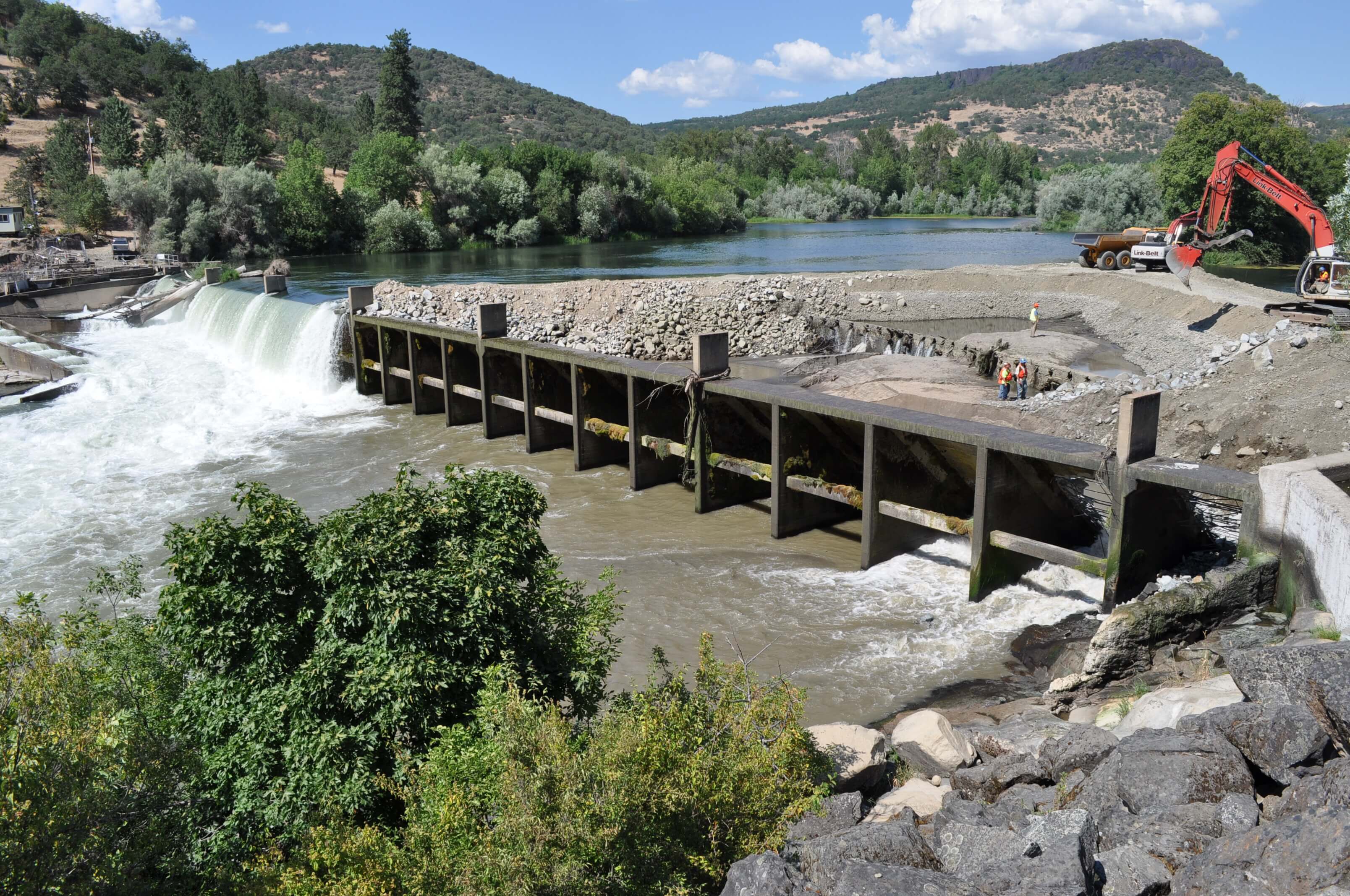 Gold Ray Dam mid-removal by River Design Group